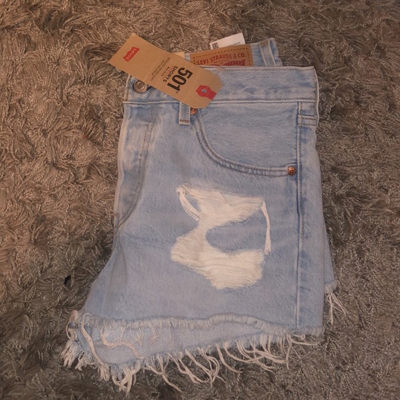 NWT light wash Levi’s mid rise shorts - Picture 3 of 3